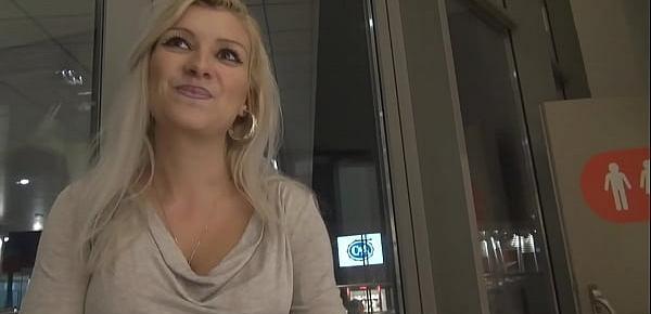  VanessaKiss - Fick in C&A - 100 Public